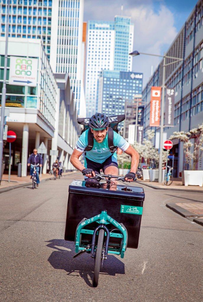 Fietskoeriers cyclist delivering Bambooks packages